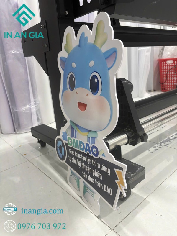 Standee mascot hoạt hình dễ thương in quảng cáo thương hiệu DMDAO tại xưởng in An Gia